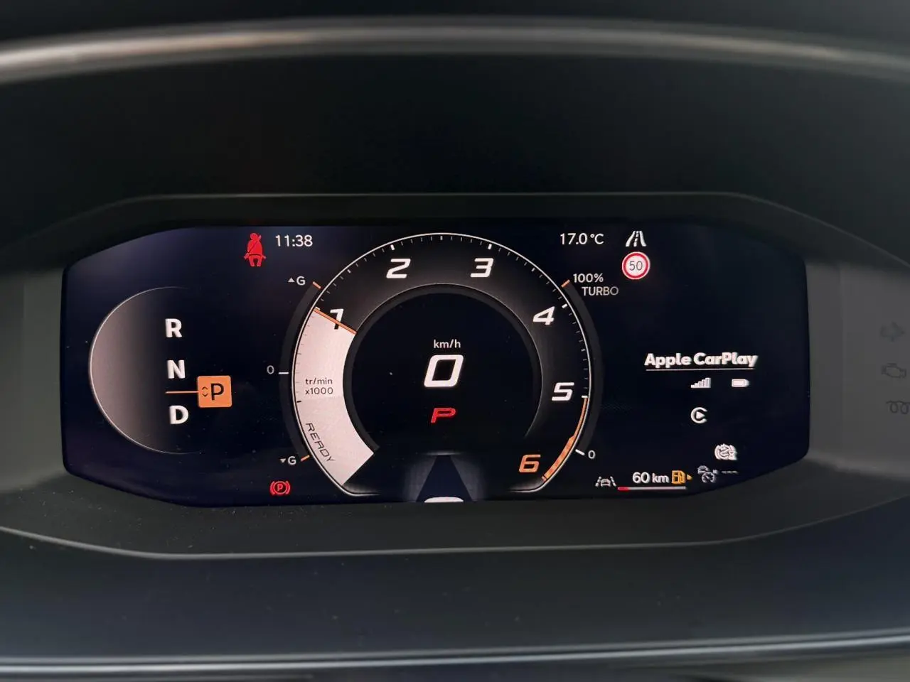 Affichage numérique du tableau de bord du CUPRA Formentor blanc, montrant la vitesse à 0 km/h et Apple CarPlay actif.