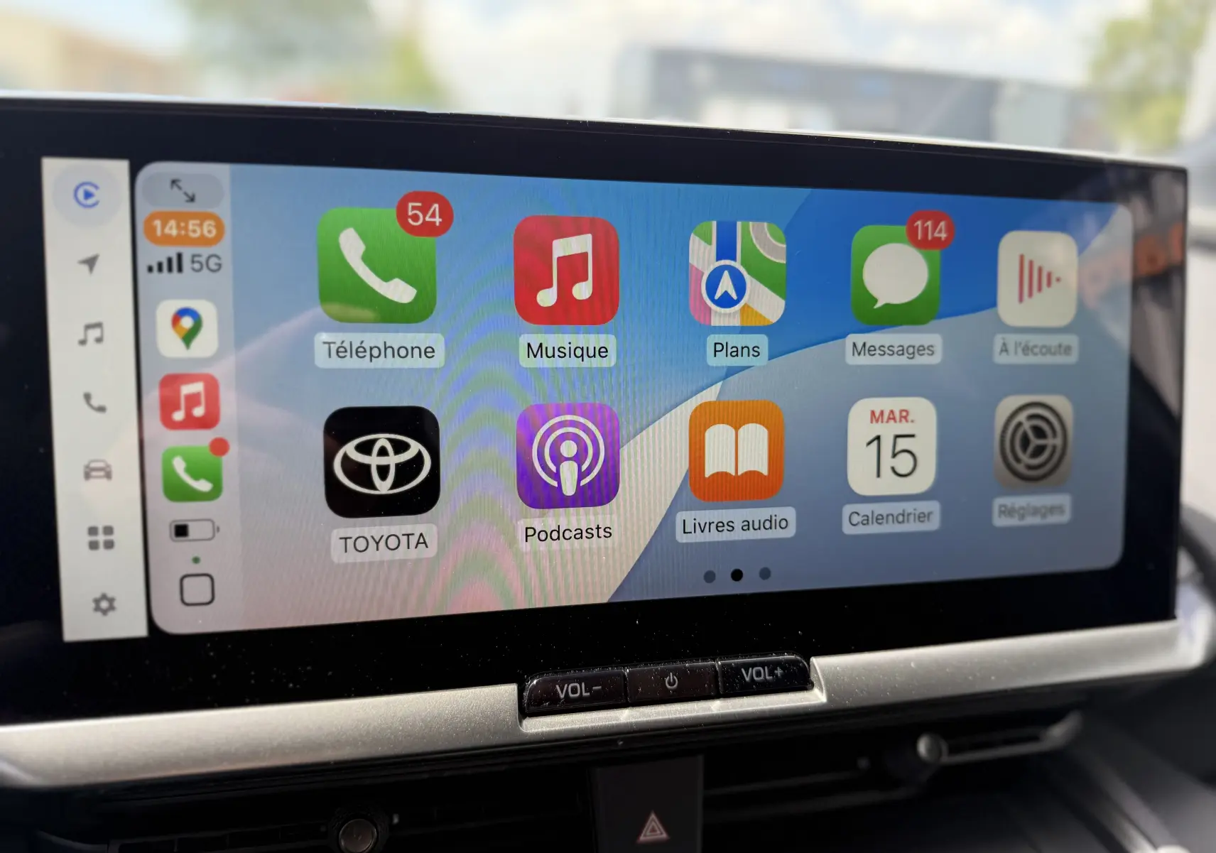 Écran tactile central du Toyota C-HR 1.8 Hybride 140 Style 2025 affichant l'interface Apple CarPlay colorée.