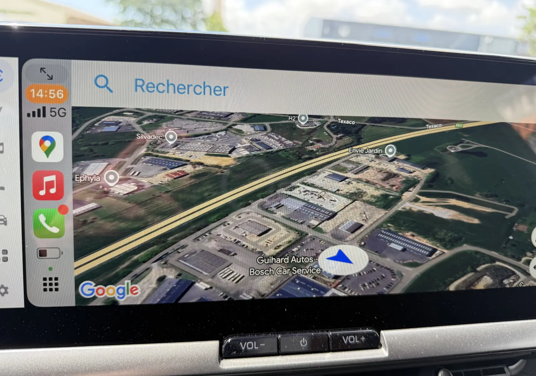 Écran tactile du système de navigation du Toyota C-HR 1.8 Hybride 140 Style, affichant une carte satellite en 3D.