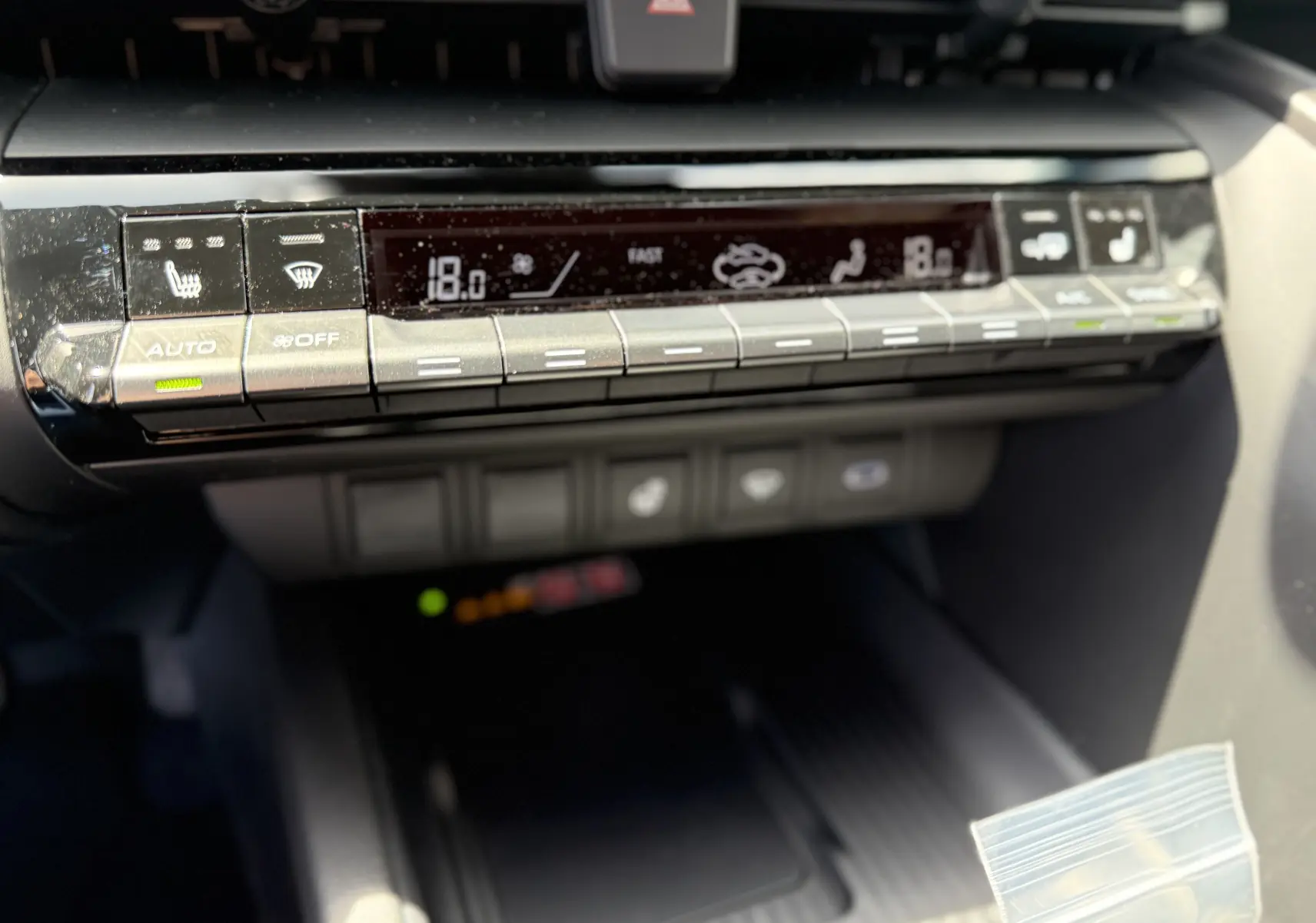 Panneau de commande de la climatisation automatique du Toyota C-HR 1.8 Hybride 140 Style, affichage digital à 18°C