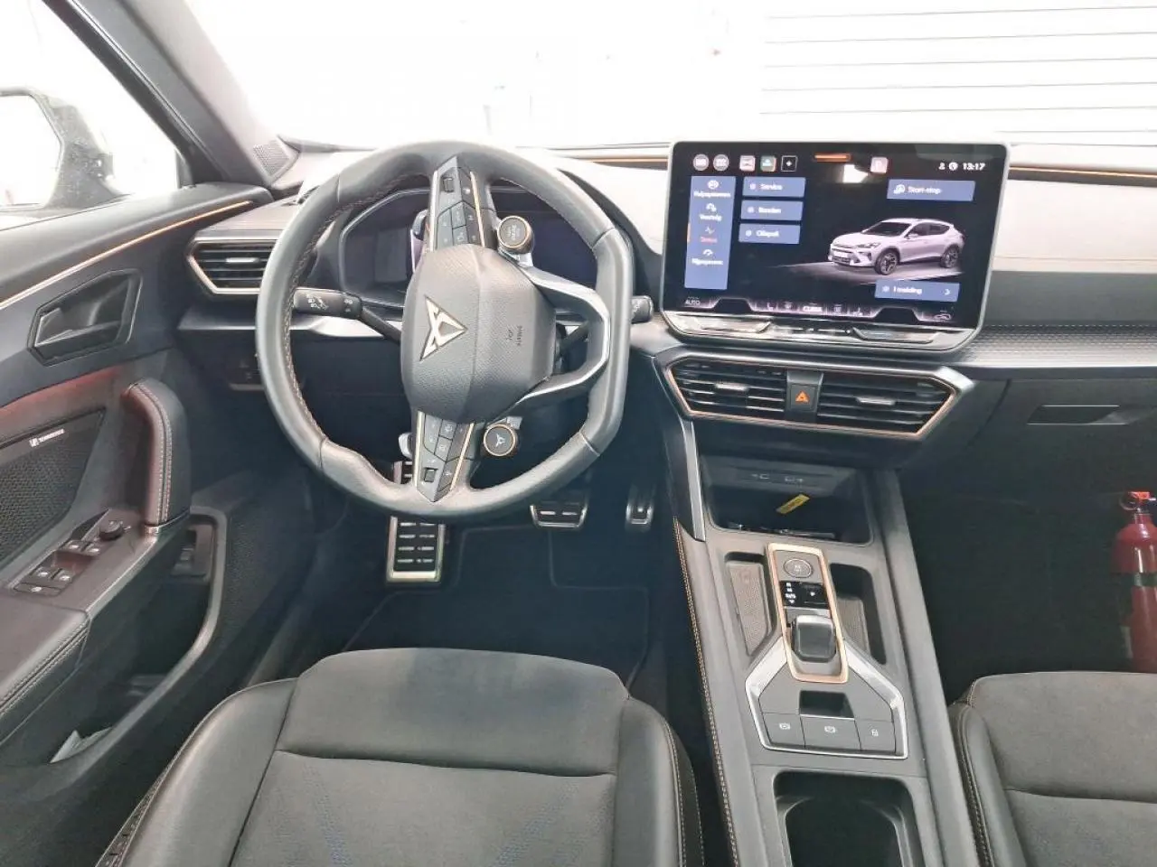 Intérieur noir du CUPRA Formentor 2024 vu de face, volant Supersports et écran tactile HD au centre.