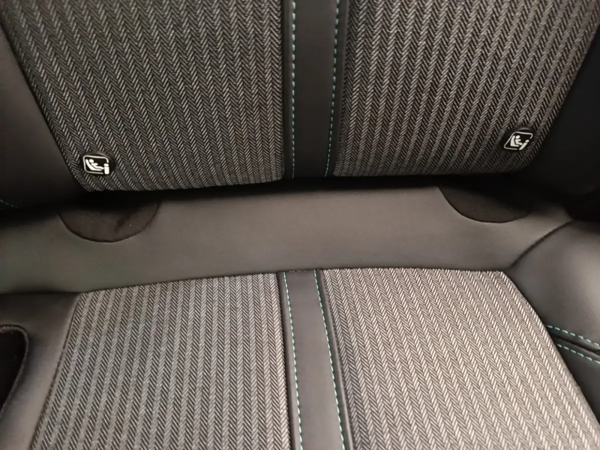 Détail de la banquette arrière tissu gris avec surpiqûres bleues du Peugeot 3008 PureTech 130 S&S Allure 2021.