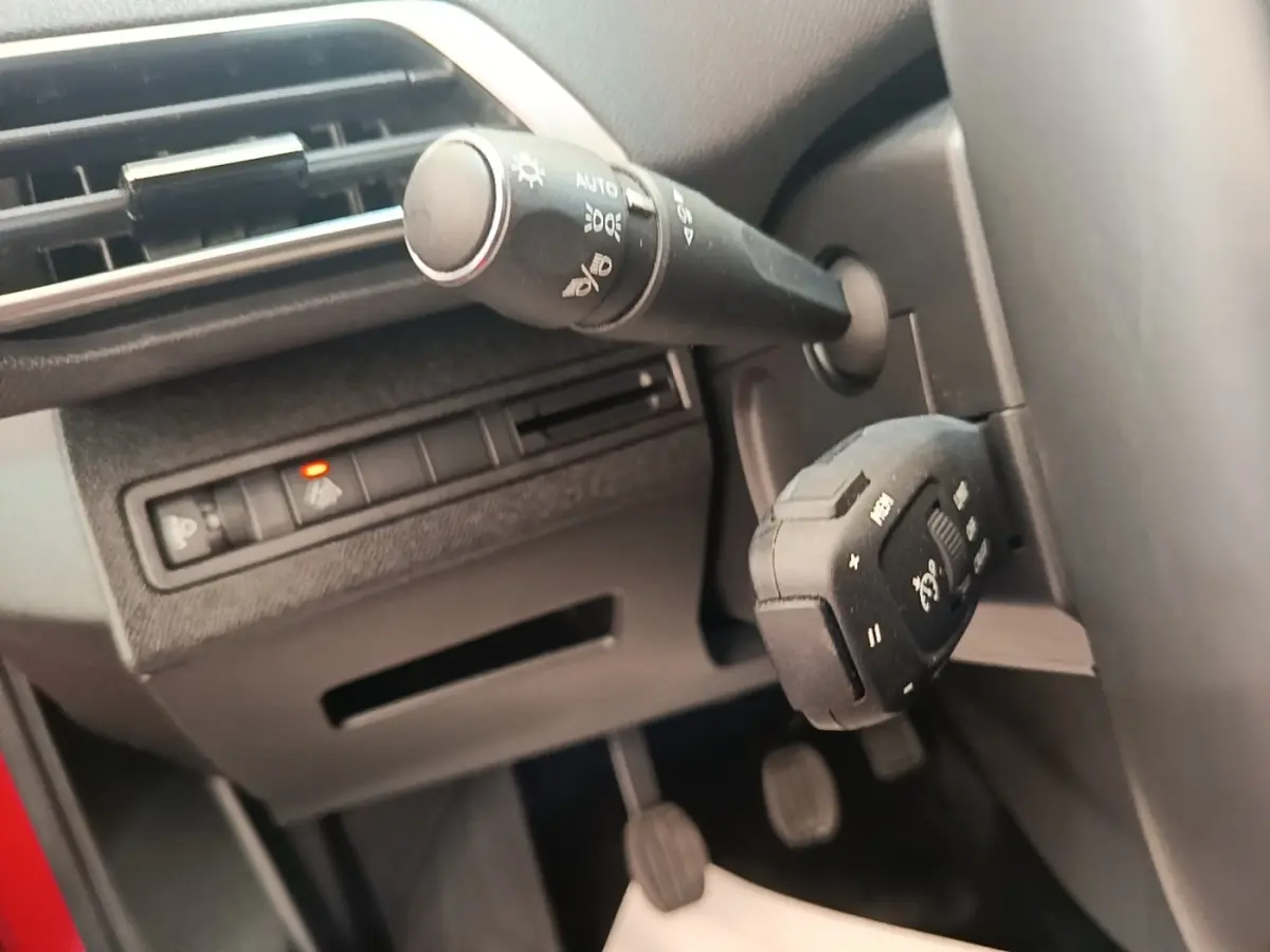 Détail intérieur côté gauche du Peugeot 3008 PureTech 130 S&S Allure 2021, montrant commandes et pédales noires.