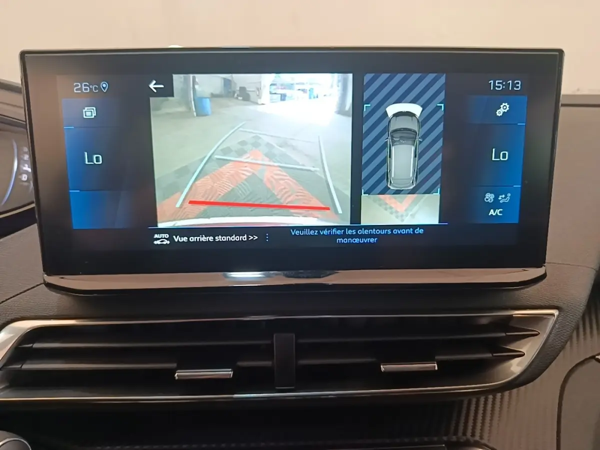 Écran tactile intérieur du Peugeot 3008 PureTech 130, affichant la caméra de recul et l'aide au stationnement.
