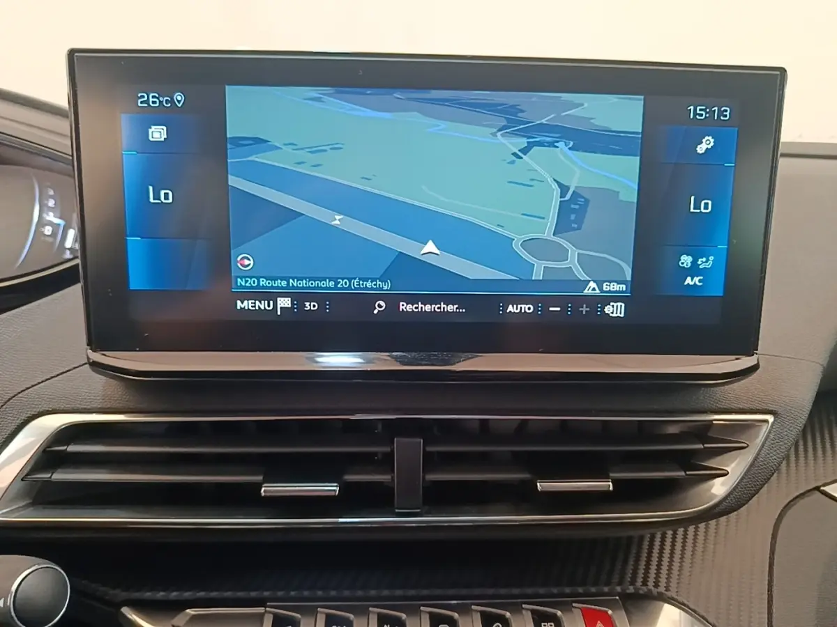 Écran tactile central du tableau de bord du Peugeot 3008 PureTech 130, affichant la navigation en 3D.
