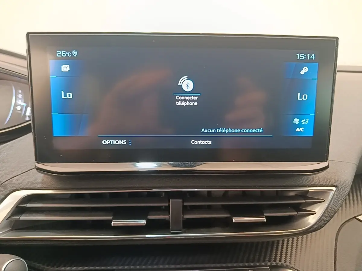 Écran tactile central bleu affichant la connexion Bluetooth dans l'habitacle du Peugeot 3008 PureTech 130 S&S Allure.