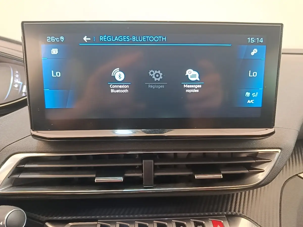Écran tactile central du tableau de bord du Peugeot 3008 PureTech 130, affichage Bluetooth et climatisation.