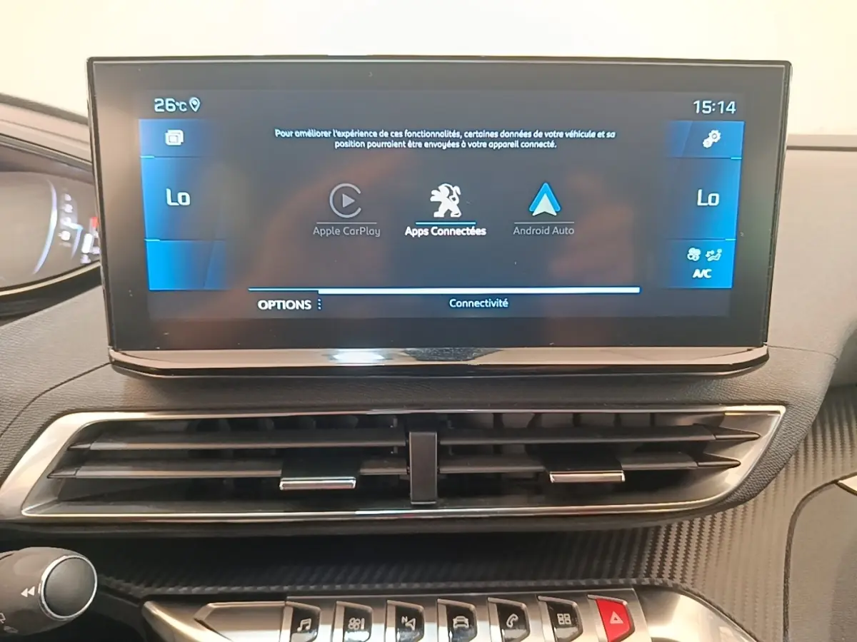 Vue rapprochée de l'écran tactile central et des commandes de climatisation du tableau de bord d'un Peugeot 3008.