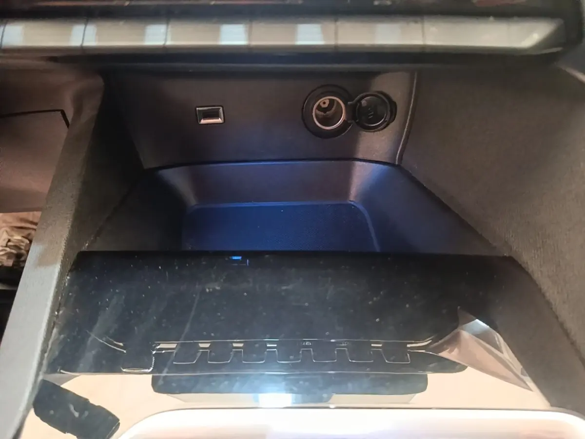Vue rapprochée de la console centrale noire du Peugeot 3008 PureTech 130 S&S Allure avec prise USB et prise 12V.