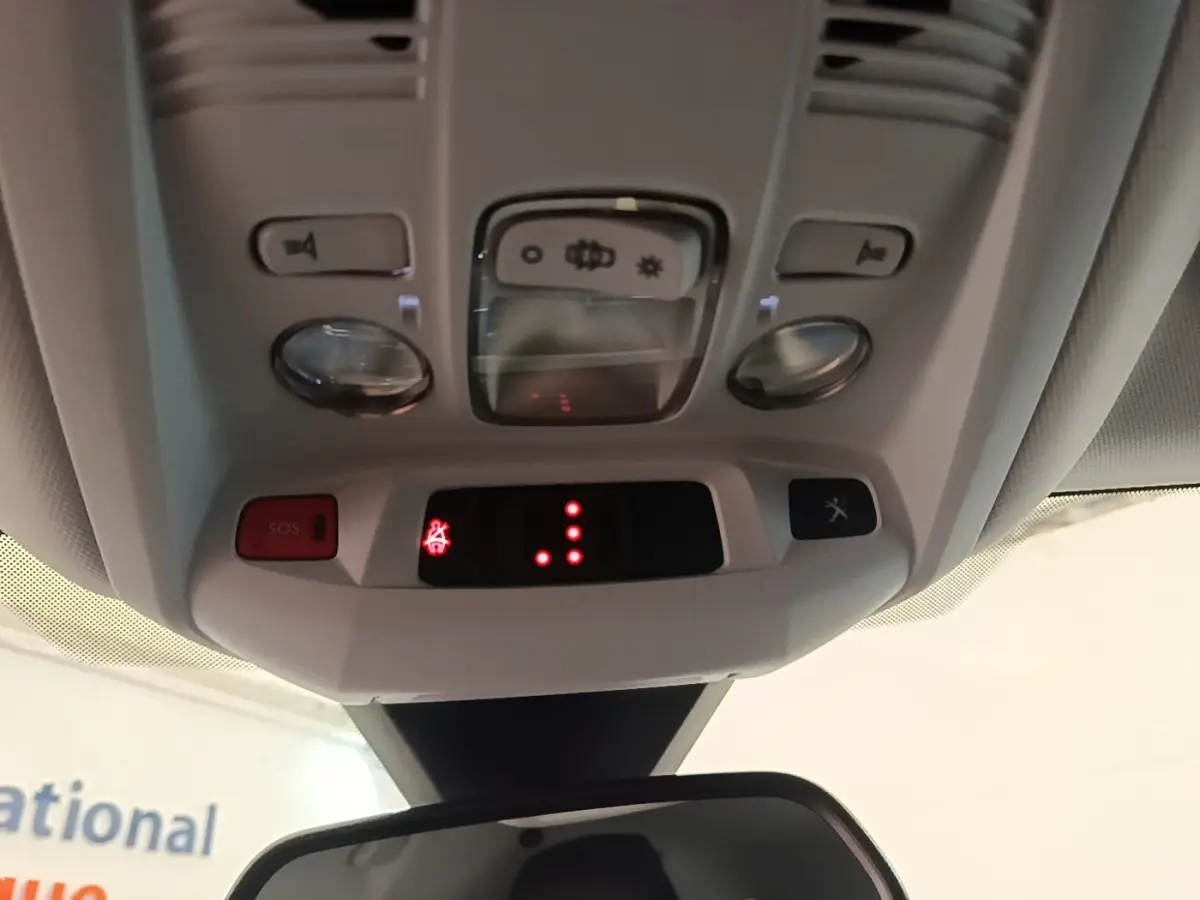 Vue intérieure du plafonnier gris clair du Peugeot 3008 PureTech 130 S&S Allure avec boutons SOS et éclairage.