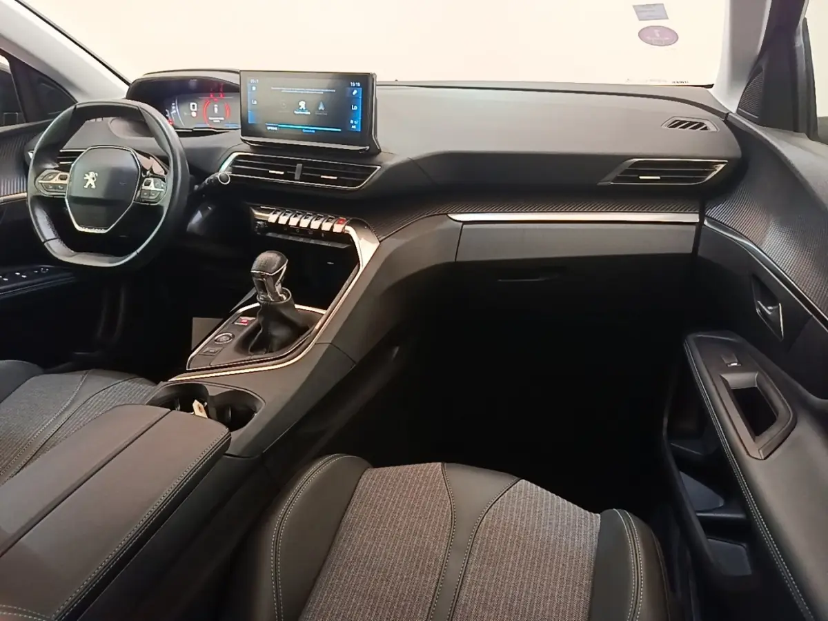 Intérieur noir et gris du Peugeot 3008 PureTech 130 S&S Allure, vue de profil droit sur tableau de bord et console centrale.