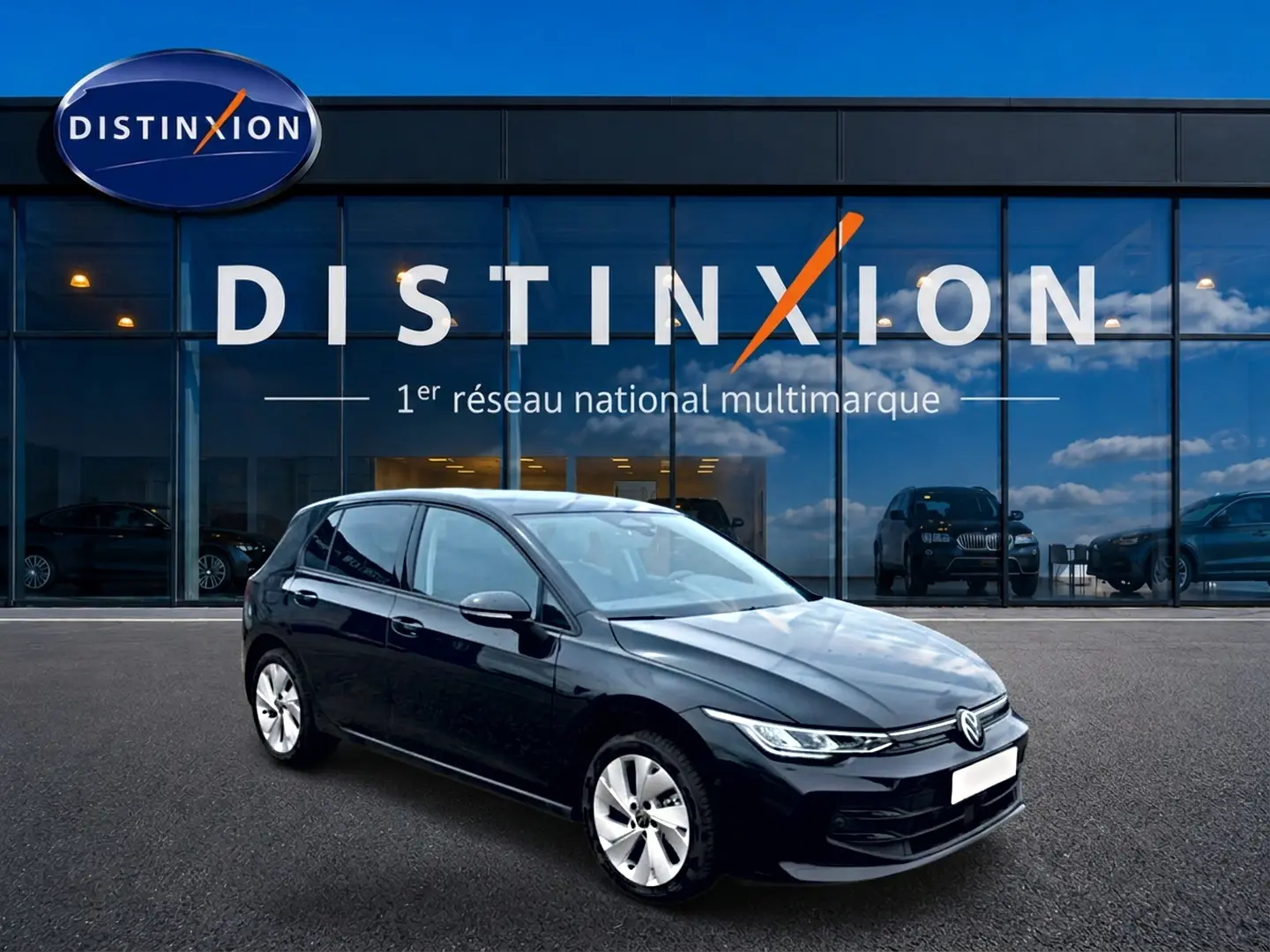 Volkswagen Golf noir 2026 vue 3/4 avant droit devant showroom Distinxion avec jantes alu 17 pouces.