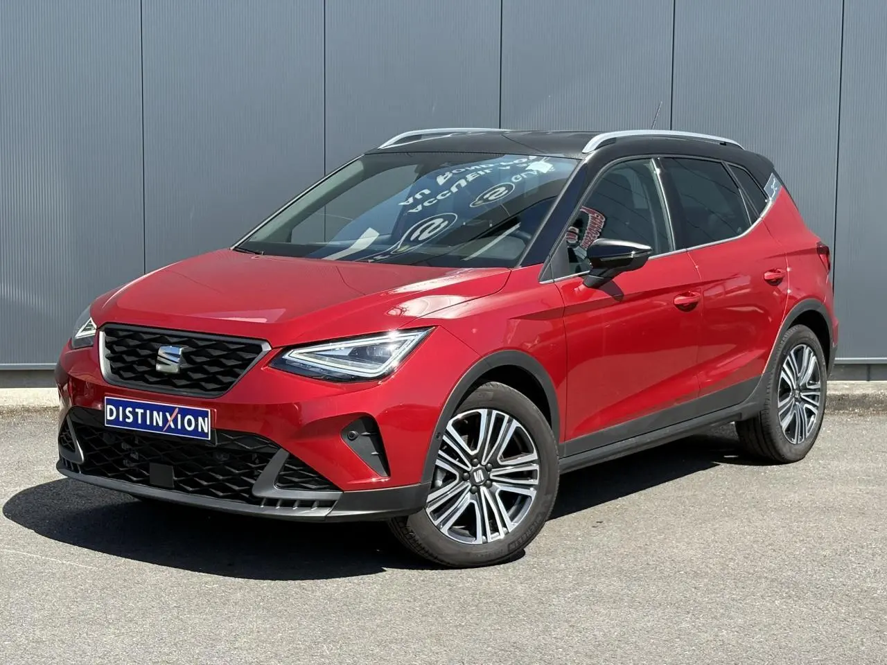 SEAT Arona TSI 110 FR rouge Désir en 3/4 avant avec toit noir contrasté et jantes alliage 17 pouces.