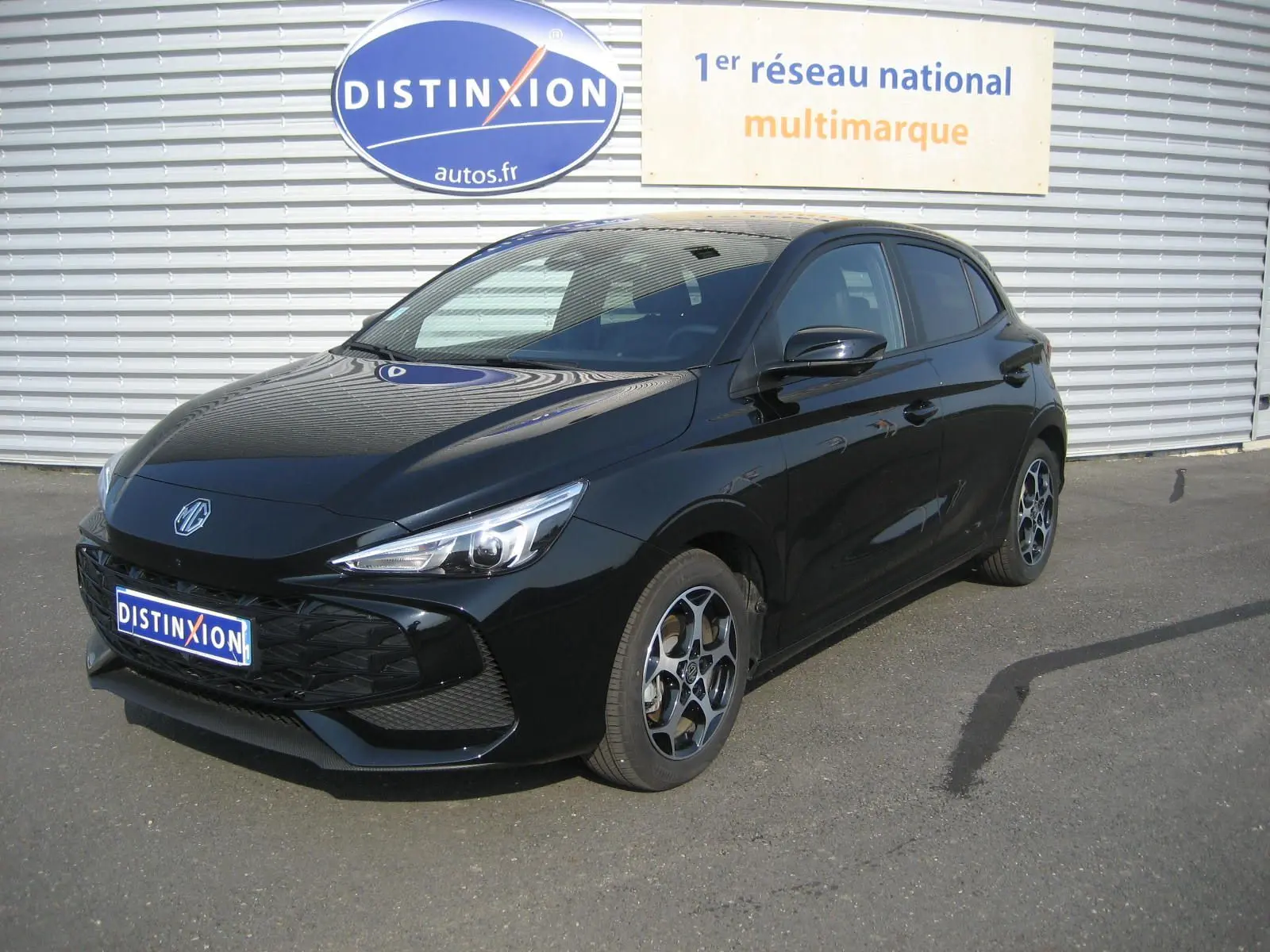 MG3 1.5 HYBRID+ noir en 3/4 avant droit, avec jantes alliage et calandre noire distinctive.