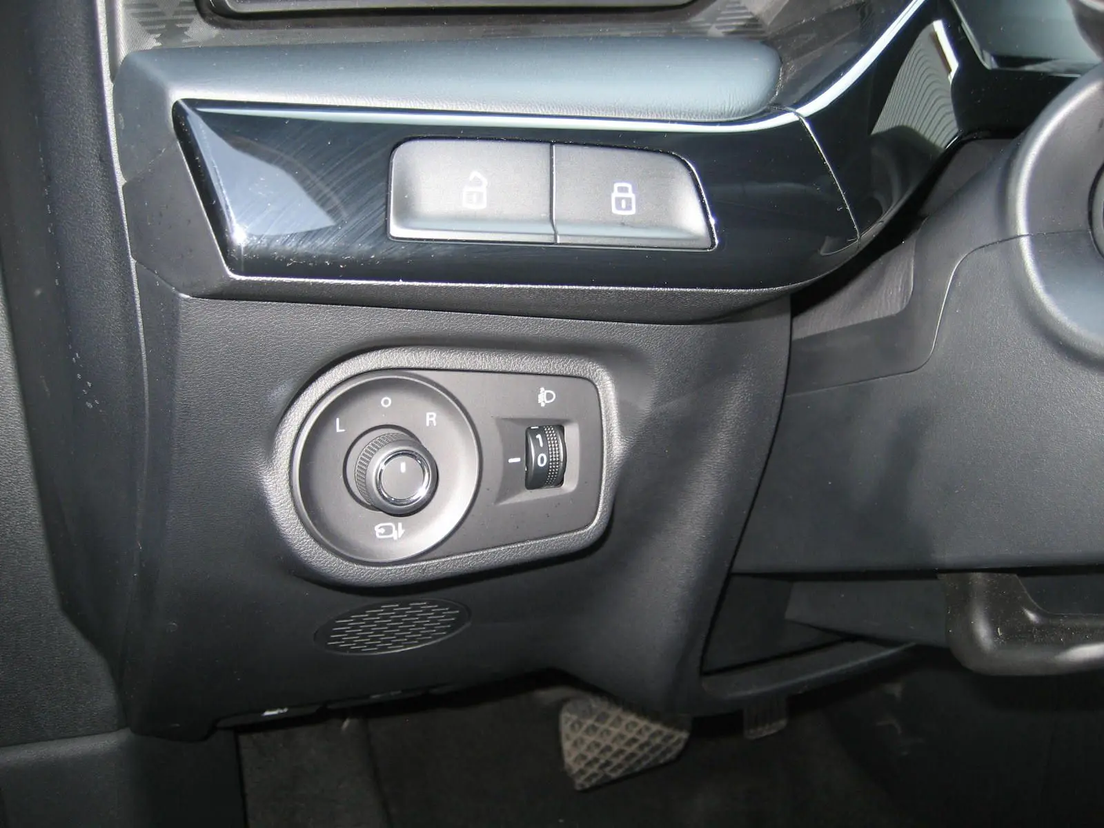 Détail du panneau de commandes côté gauche du tableau de bord noir du MG MOTOR MG3 1.5 HYBRID+ 2024.