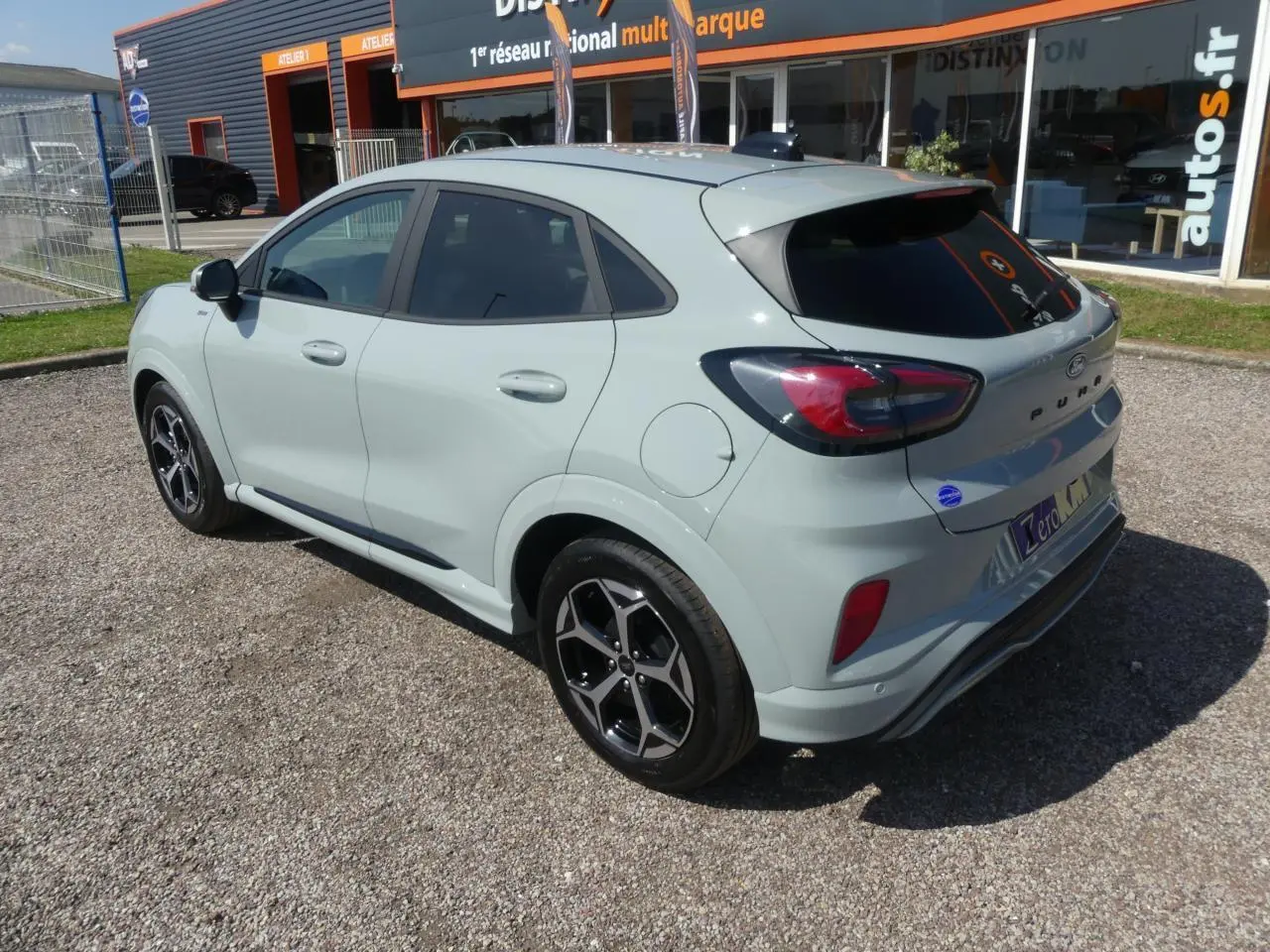Vue 3/4 arrière droit du Ford Puma 2025 gris métallisé avec jantes alliage et vitres arrière surteintées.