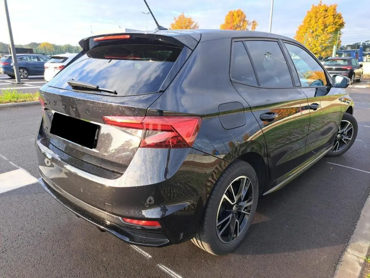 Vue 3/4 arrière droite d'une Skoda Fabia TSI 115 DSG Monte Carlo noir Magic avec vitres surteintées et feux arrière LED.