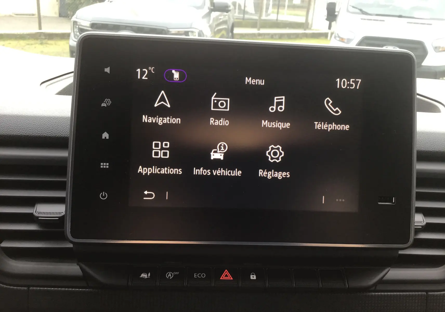 Écran tactile central du Renault Trafic Fourgon blanc 2025 affichant le menu principal avec navigation et radio.