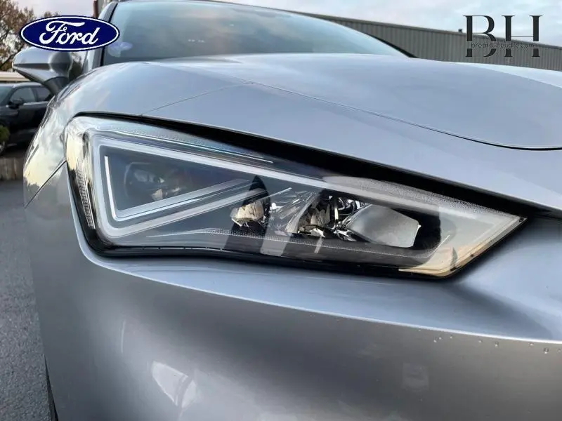 Gros plan sur le phare avant gauche gris urbain métal du SEAT LEON ST 1.0 eTSI 110ch Urban DSG7 2022.