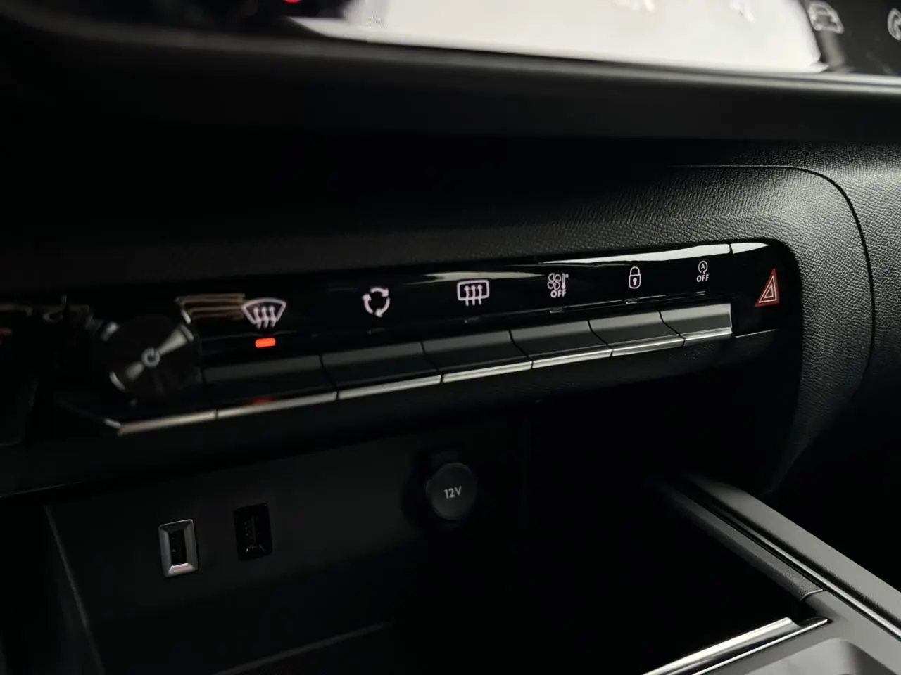 Détail de la console centrale noire du Citroën C5 Aircross 2025 avec commandes tactiles et prises USB visibles.