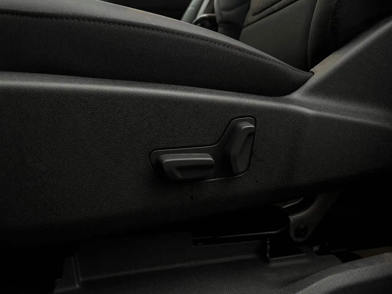 Détail des commandes électriques de réglage du siège conducteur en Alcantara noir du Citroën C5 Aircross 2025.