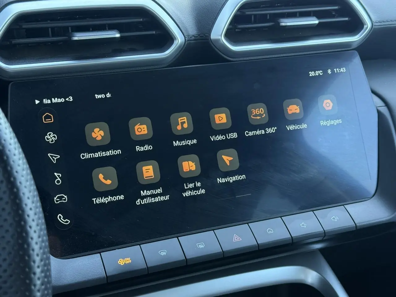 Écran tactile 12,3 pouces du MG ZS 1.5 Hybrid+ 197 Luxury affichant les menus climatisation, radio et navigation, vue intérieure frontale.