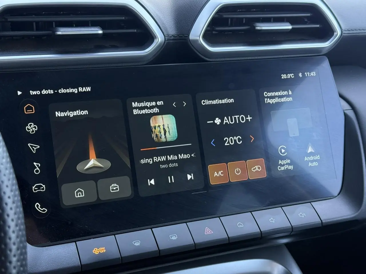 Écran tactile central du MG ZS 1.5 Hybrid+ 197 Luxury affichant navigation, musique Bluetooth et climatisation à 20°C.