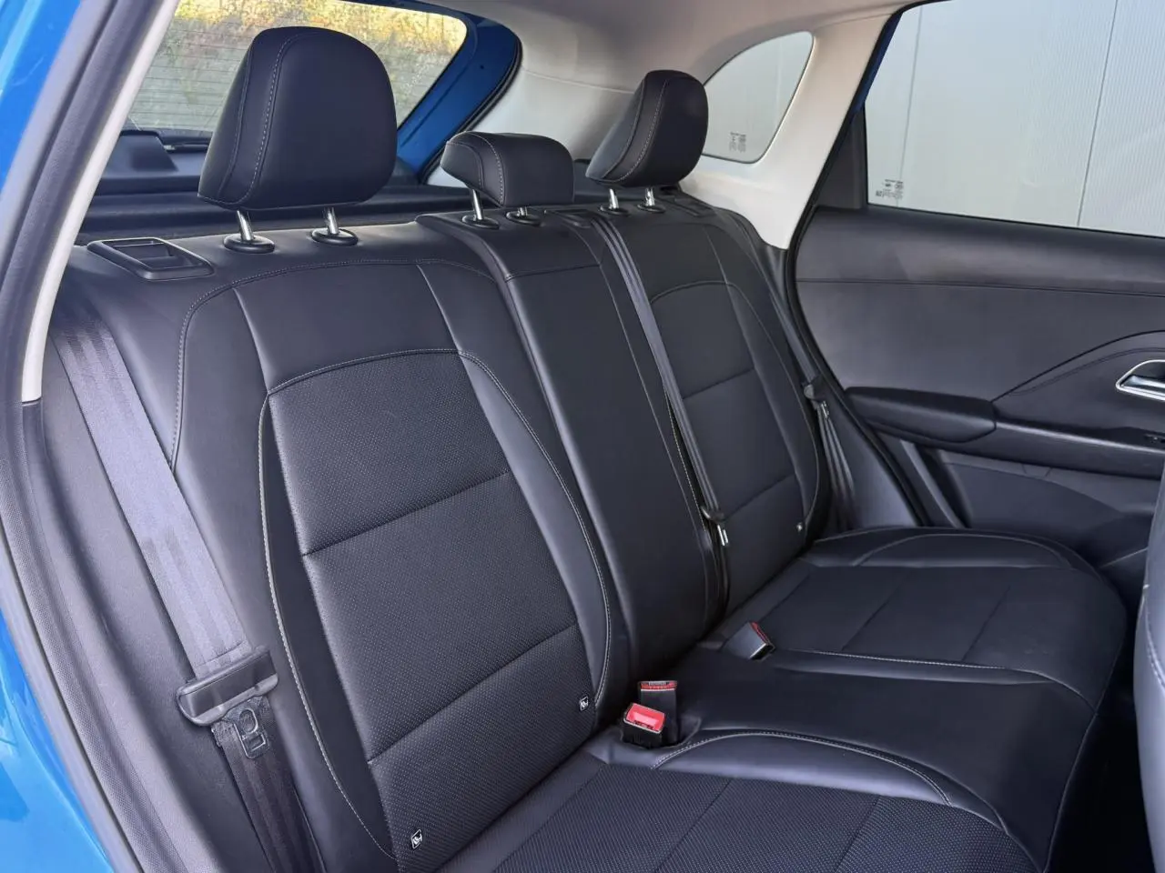 Vue intérieure des sièges arrière en tissu et similicuir noir du MG MOTOR ZS 1.5 Hybrid+ 197 Luxury bleu Como.