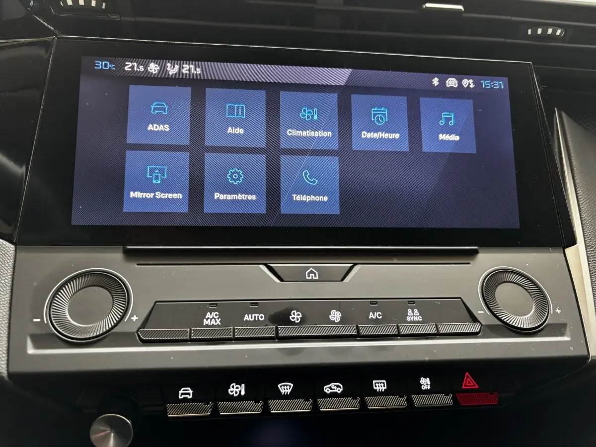 Écran tactile central affichant les réglages climatisation et médias dans une Peugeot 308 2022 PureTech 110 S&S Active Pack.
