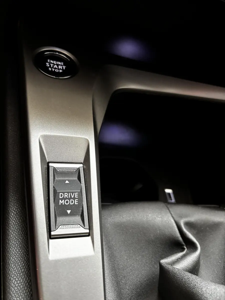 Détail du bouton Drive Mode et démarrage sans clé dans l'habitacle de la Peugeot 308 vert PureTech 2022.