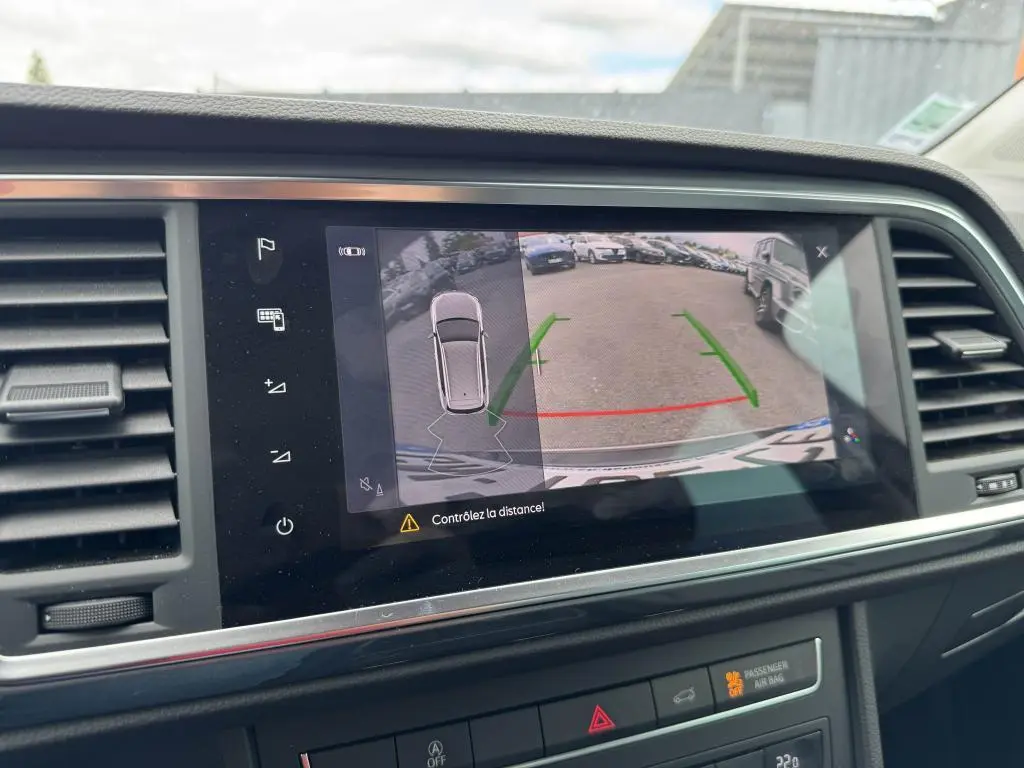 Écran tactile central du tableau de bord montrant la caméra de recul du SUV SEAT Ateca noir en marche arrière.