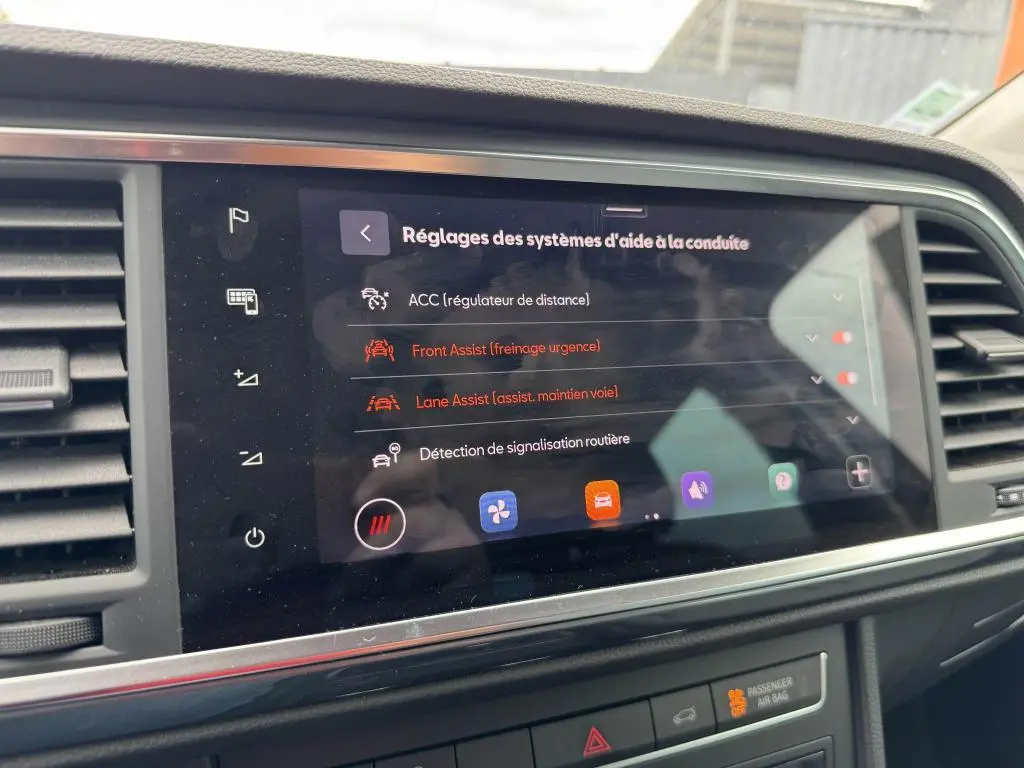 Écran tactile central du tableau de bord du SEAT Ateca 2023 noir, affichant les réglages d'aide à la conduite.