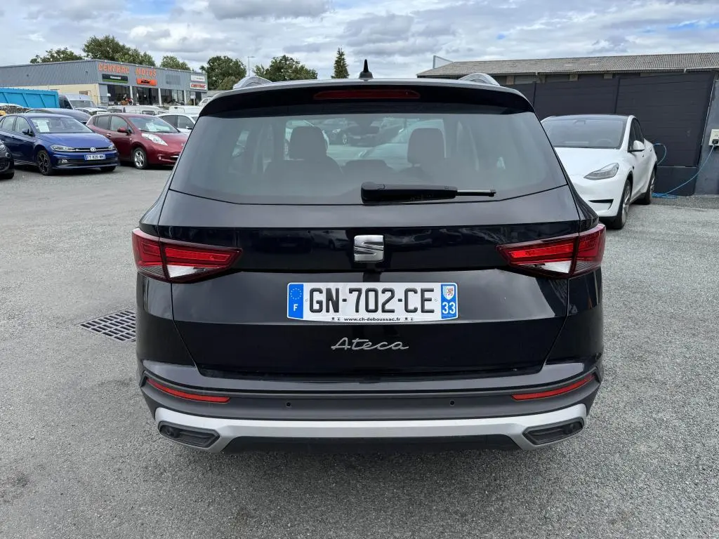 Vue arrière d'un SUV SEAT Ateca noir 2023 avec feux LED et double sortie d'échappement intégrée.