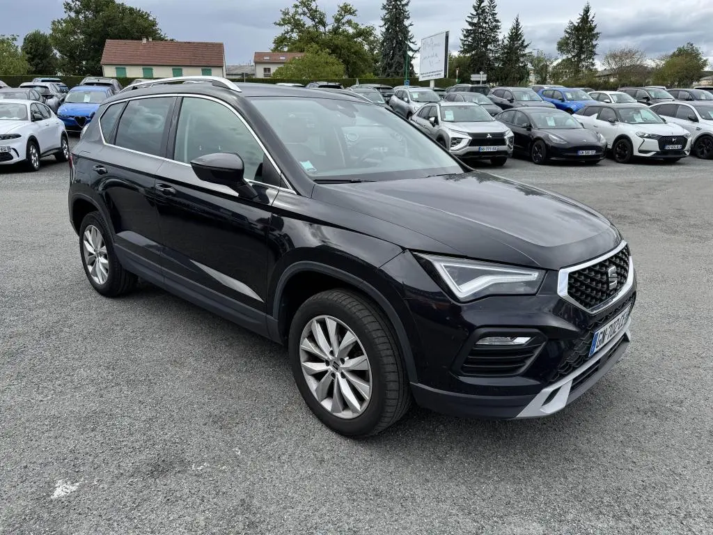 SEAT Ateca noir métallisé vu en 3/4 avant droit, avec calandre chromée et jantes alliage 17 pouces.