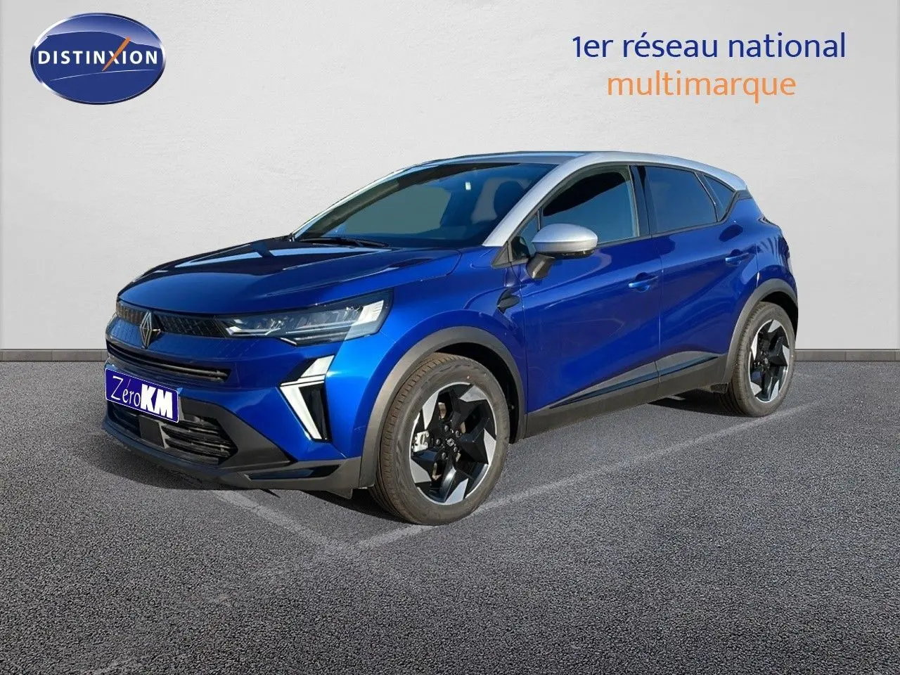 Renault Captur E-Tech hybride 2025 bleu Iron Metal avec toit gris, vu de 3/4 avant droit sur fond neutre.