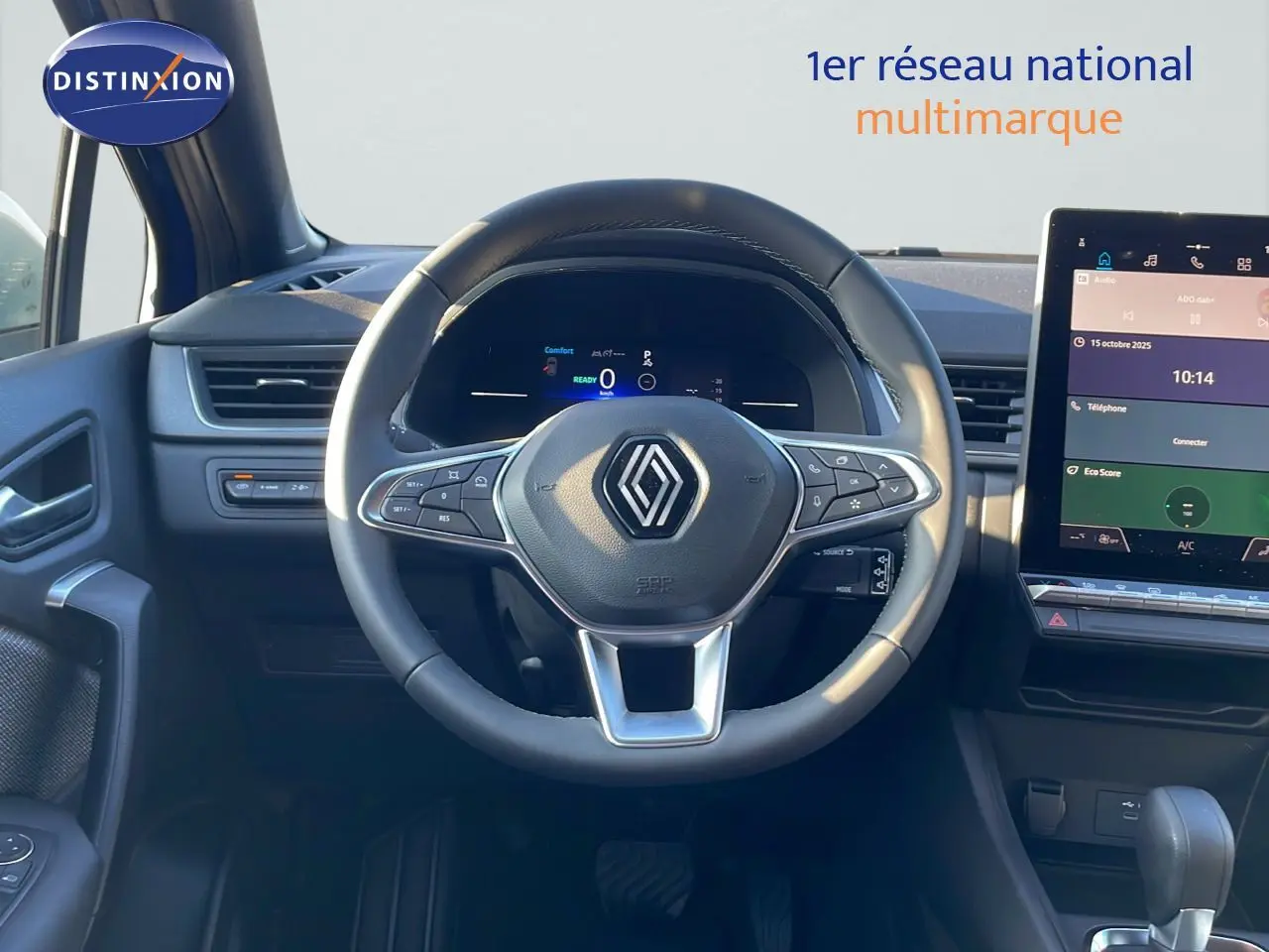 Vue intérieure centrée sur le volant Renault du Captur E-Tech Hybrid 2025 avec tableau de bord numérique et écran tactile.