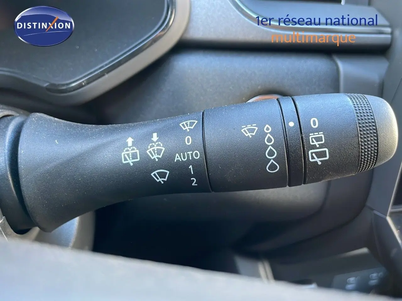 Gros plan sur la commande d’essuie-glace du Renault Captur E-Tech Hybrid 2025, intérieur noir.