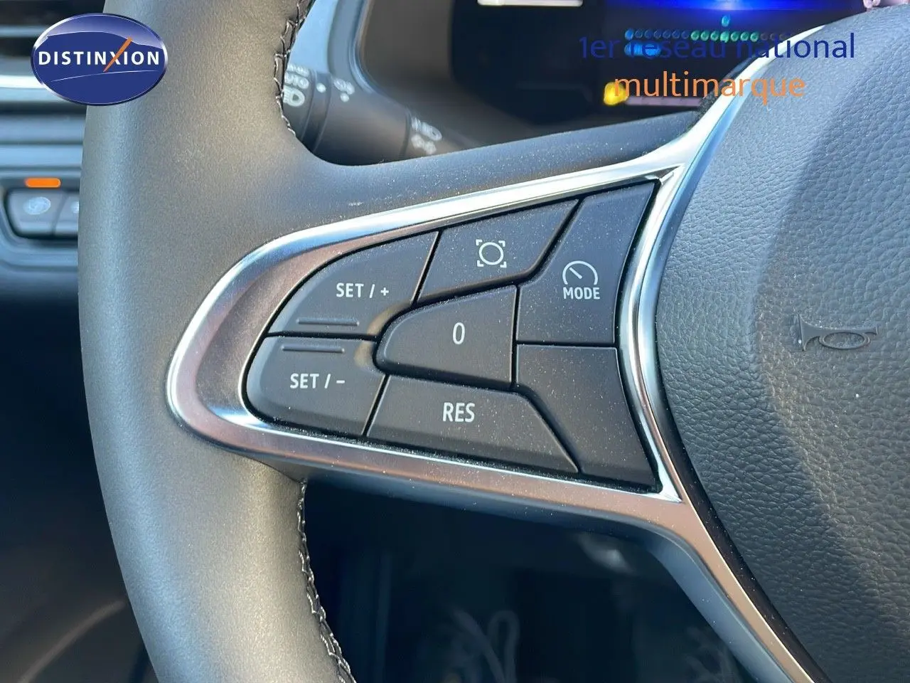 Gros plan sur les commandes de régulateur de vitesse au volant du Renault Captur E-Tech hybride 2025.