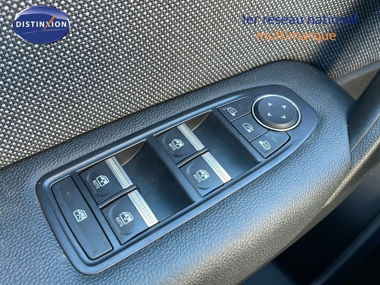 Panneau de commandes des vitres électriques et rétroviseurs côté conducteur sur Renault Captur E-Tech hybride 2025.