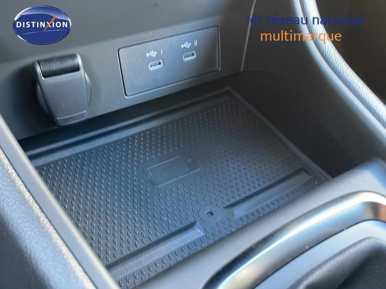 Gros plan sur la console centrale du Renault Captur 2025 avec zone de charge et ports USB visibles.