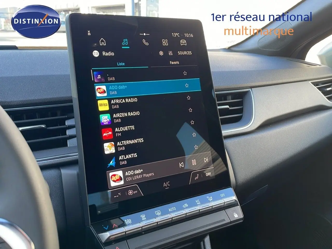 Écran tactile central du tableau de bord du Renault Captur 2025, affichant les stations radio numériques.