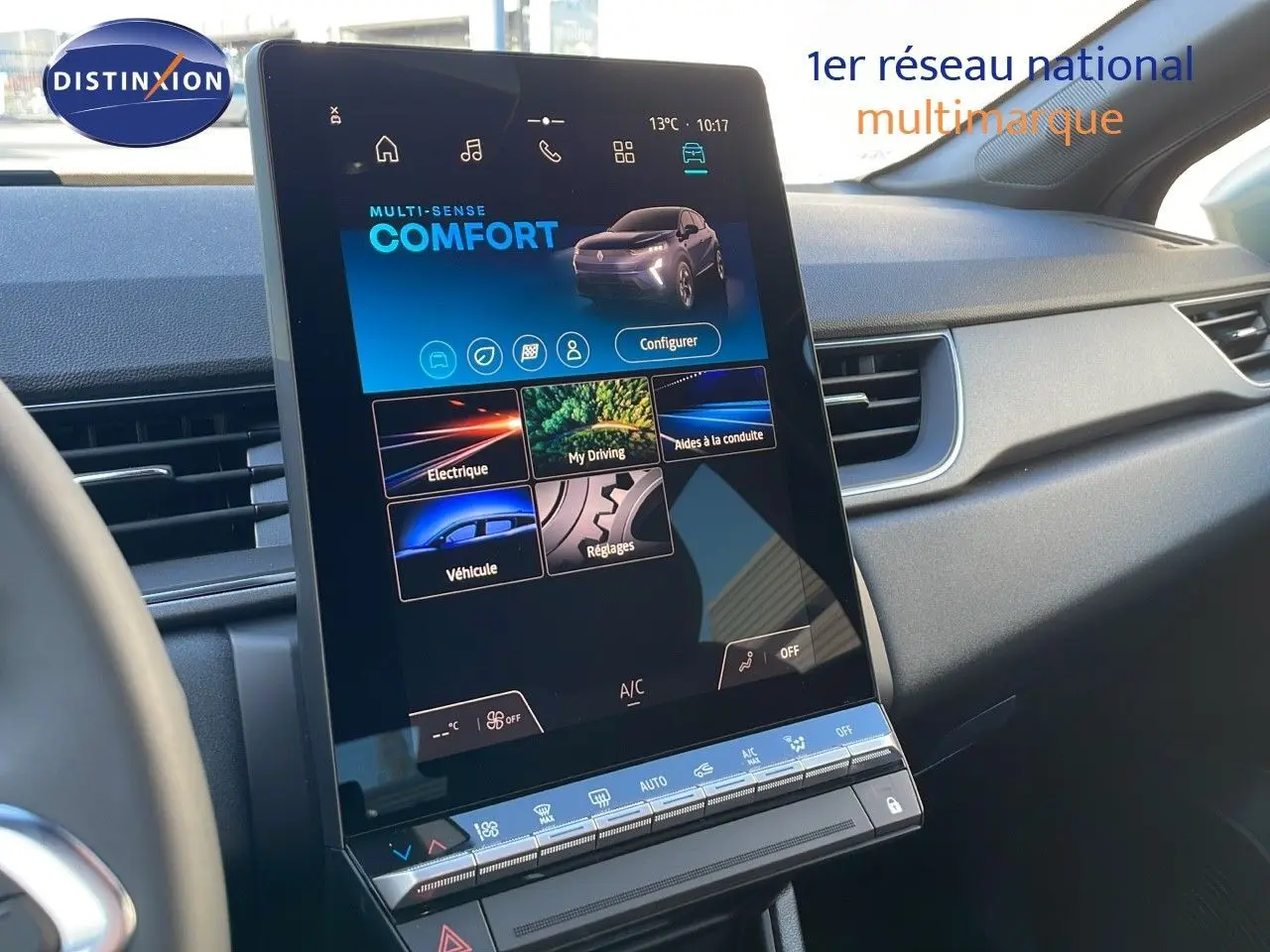 Écran tactile vertical du tableau de bord du Renault Captur E-Tech hybride 2025, ambiance moderne et épurée.