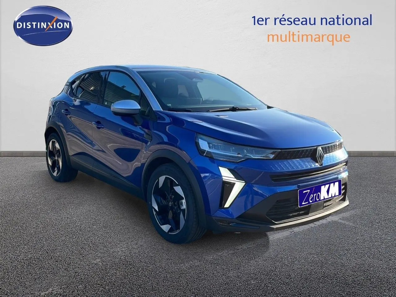 Renault Captur E-Tech hybride bleu Iron métal avec toit gris, vue 3/4 avant mettant en valeur ses phares LED distinctifs.