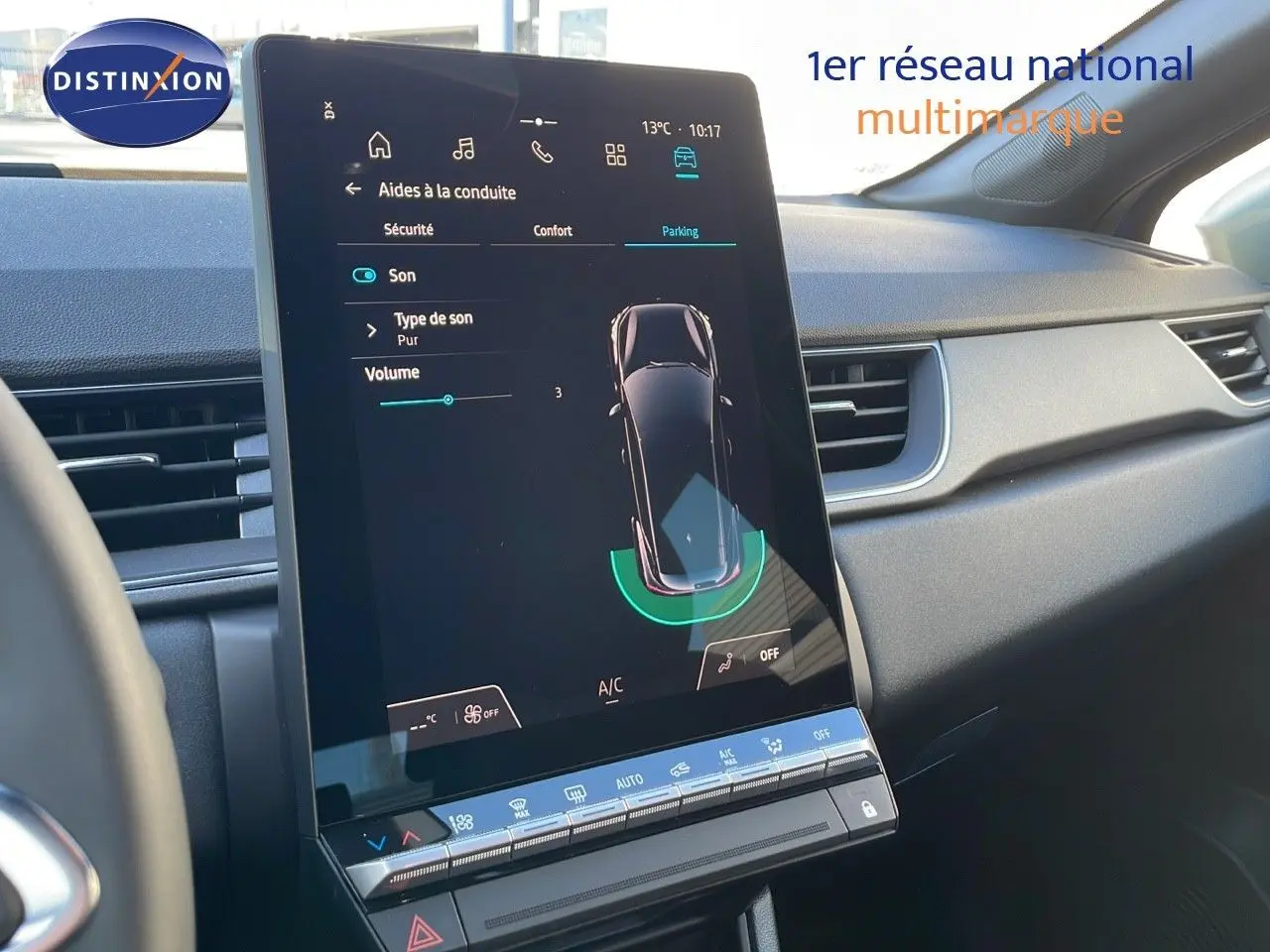 Écran tactile central du tableau de bord du Renault Captur E-Tech Hybrid 2025, affichant l'aide au stationnement.