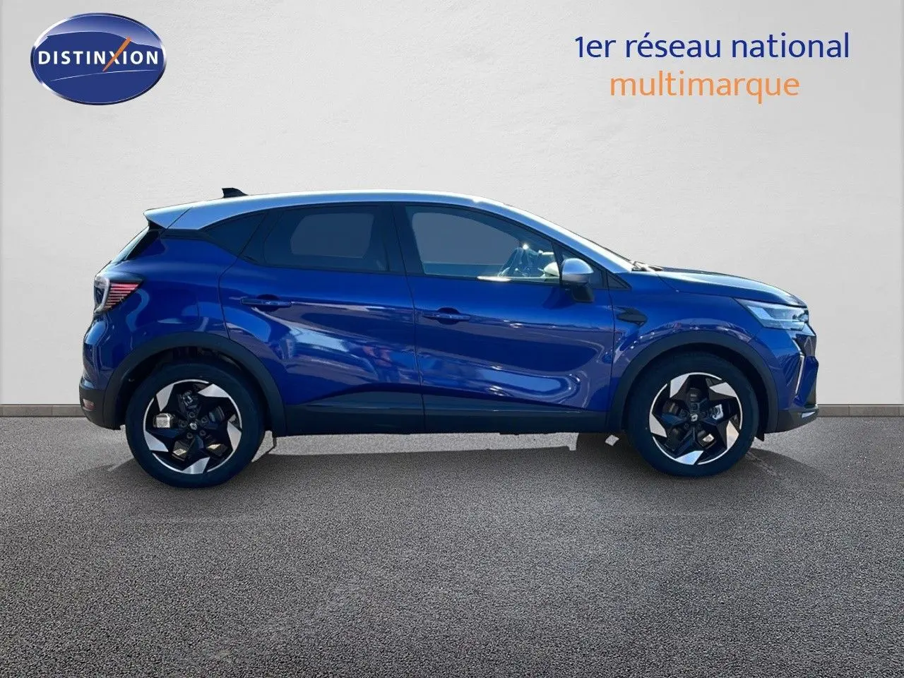 Profil côté gauche d'un Renault Captur 2025 bleu Iron Metal avec toit gris, version E-Tech hybride essence.