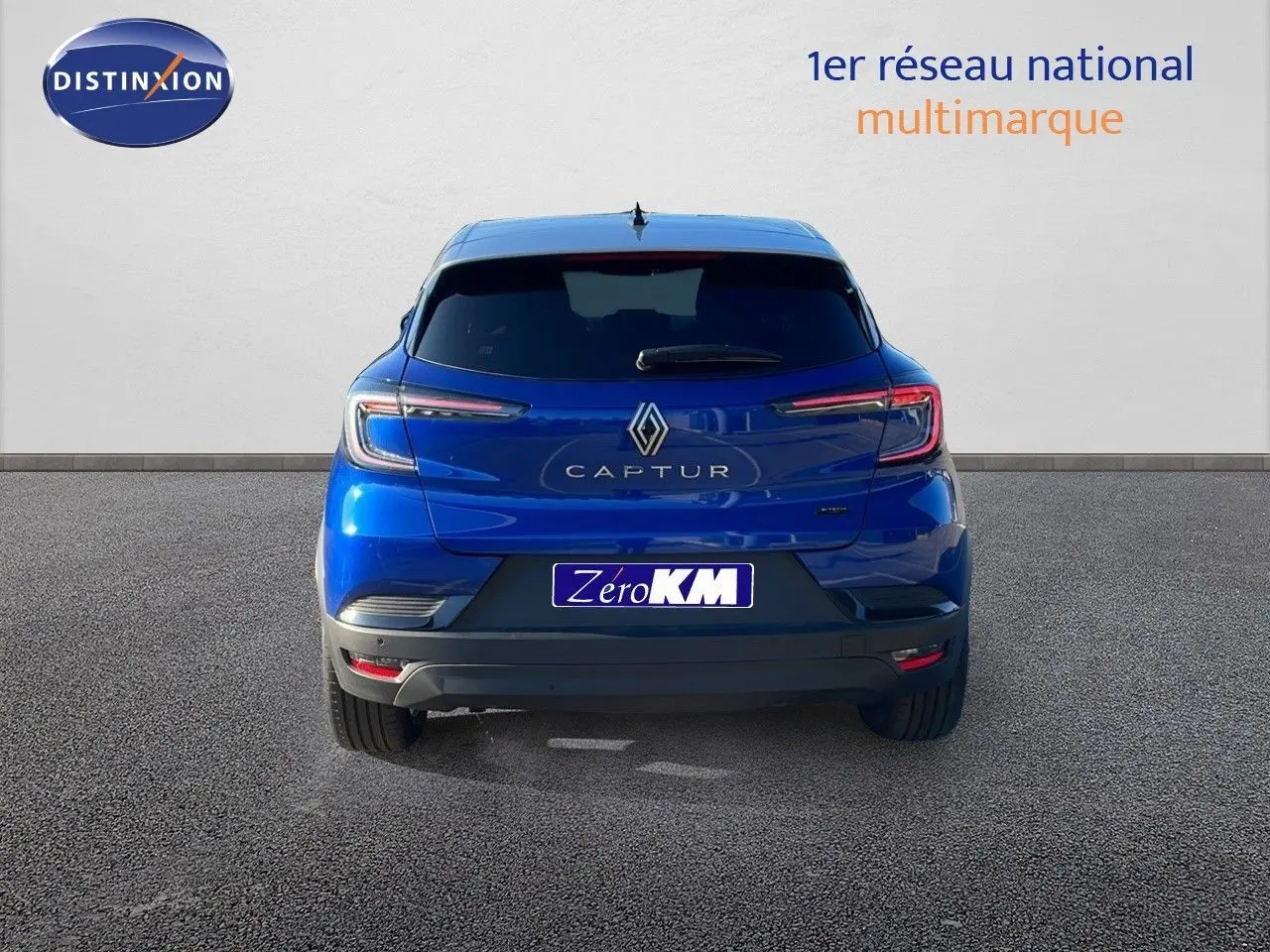 Vue arrière d'un Renault Captur E-Tech hybride bleu Iron Metal avec toit gris, feux LED et logo central bien visibles.