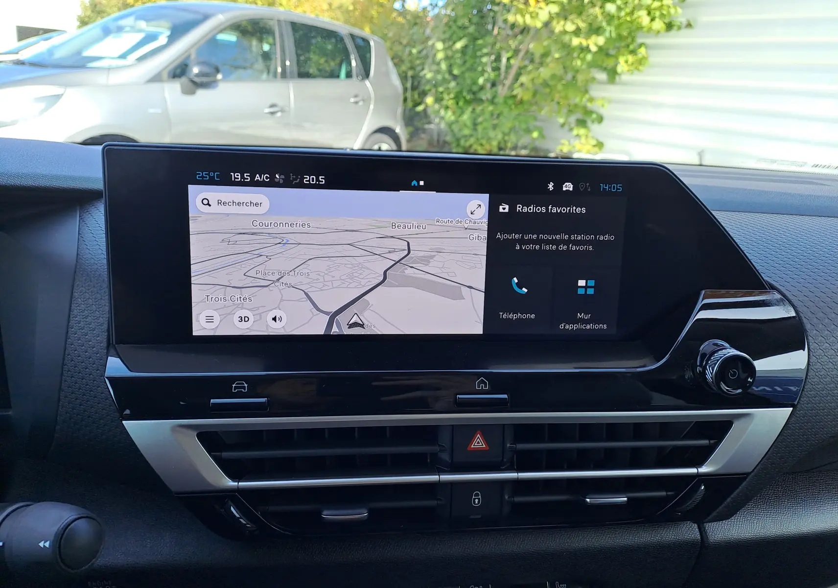 Écran tactile central du tableau de bord du Citroën C4 hybride 2025 affichant la navigation et les radios favorites.
