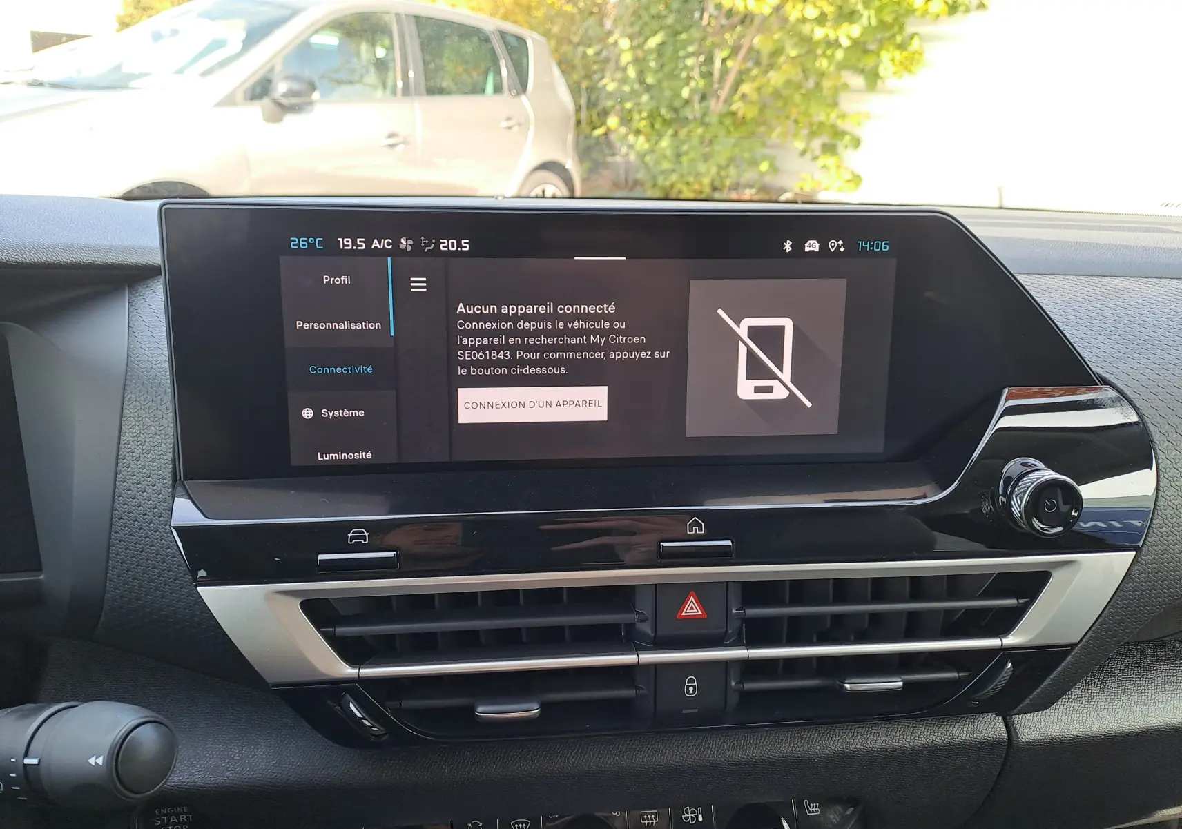 Écran tactile central du tableau de bord de la Citroën C4 hybride 2025, avec commandes de climatisation visibles.