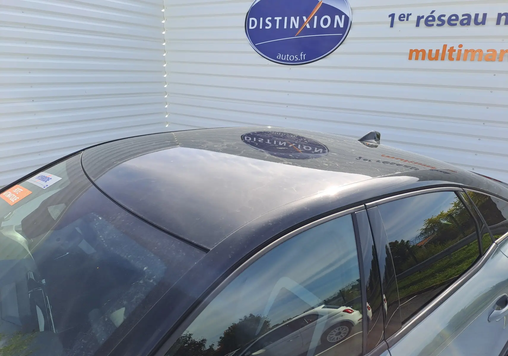 Toit panoramique noir brillant du Citroën C4 hybride 145 e-DCS6 Max Manhattan Green vu en plongée côté gauche.