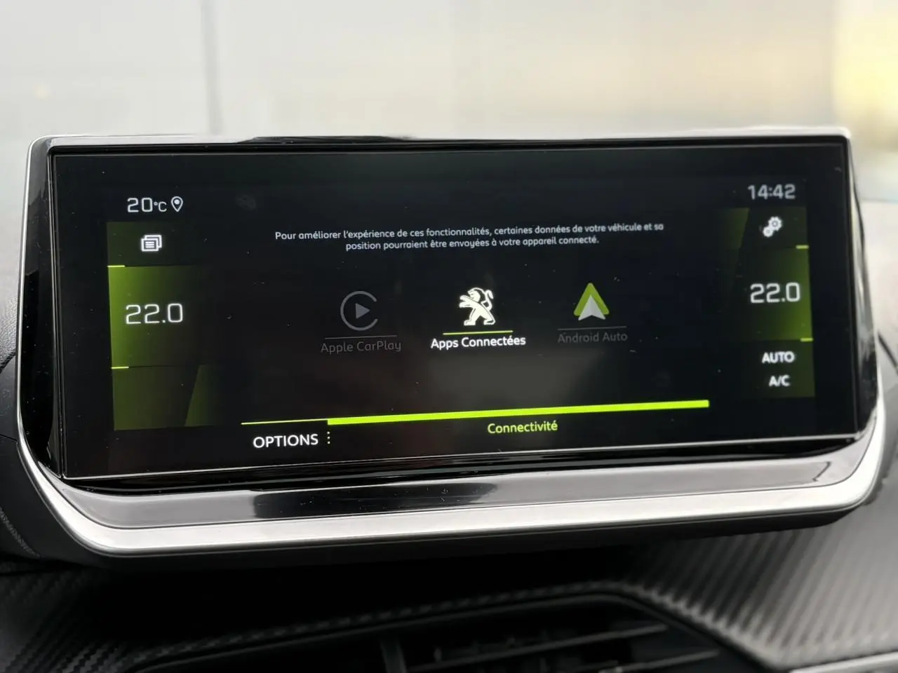 Écran tactile 10 pouces du système multimédia Peugeot 208 GT affichant la connectivité Apple CarPlay et Android Auto.